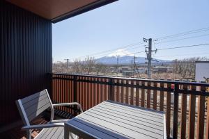 富士河口湖08 Resort Club -Theater-的山景阳台上的桌椅