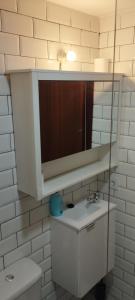 克尤伯厄拉斯Palm Beach的浴室设有盥洗盆和卫生间上方的镜子