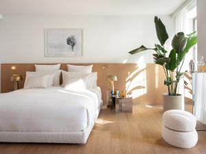 雅典The Roc Club的白色卧室配有白色的床和植物