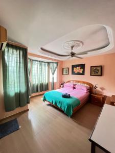 峇冬加里Iwan Ila Homestay的一间卧室设有一张床和天花板