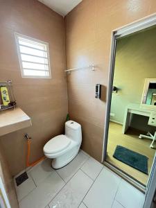峇冬加里Iwan Ila Homestay的一间带卫生间和淋浴的小浴室