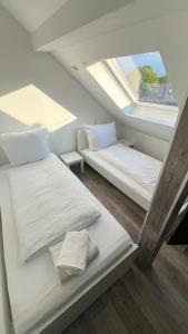 奥斯纳布吕克CITYLIFE Apartments Economy Osnabrück的阁楼卧室设有两张床和窗户。