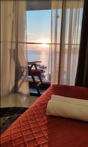 哥打京那巴鲁Seaview Bliss Studio By Tropical Elegance的一间卧室设有一张床,享有海景