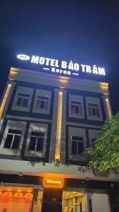 Dĩ AnBảo Trâm Korea Motel的一座酒店大楼,上面有标志