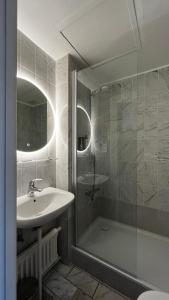 哥本哈根Hotel Astoria, Best Western Signature Collection的带淋浴、盥洗盆和淋浴的浴室