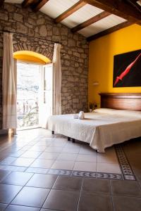 博萨科尔特费欧利塔艾尔伯格迪富索酒店的一间卧室设有一张床和一个大窗户