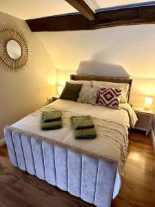 布里奇诺斯Countryside Loft in Bridgnorth的一间卧室配有一张大床和两个枕头