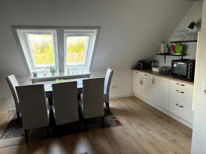 米内尔斯塔特Galeriehaus的厨房配有桌椅和微波炉。