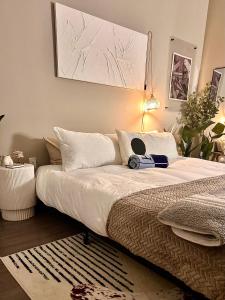 波士顿Boston West End Penthouse Edition的一间卧室配有一张带白色床单的大床