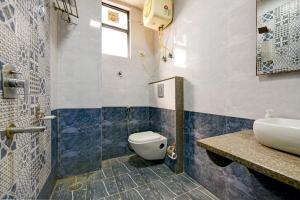 新德里Hotel Seven Inns Qubic Near Delhi Airport的浴室配有卫生间、盥洗盆和淋浴。