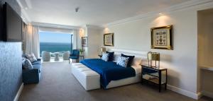 开普敦克拉伦登班特里湾酒店的一间卧室配有一张床和一张沙发