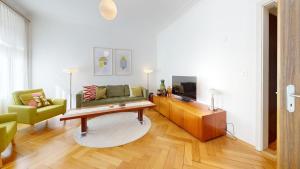 巴塞尔Unique Serviced Living @ Wettstein Turnerstrasse的带沙发和电视的客厅
