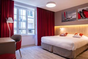 圣马洛The Originals Boutique, Hôtel des Marins, Saint-Malo (Inter-Hotel)的酒店客房,设有一张带红色窗帘的大床