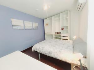 穆尔西亚Alojamiento Dream en Murcia centro的一间小卧室,配有一张床和一张书桌