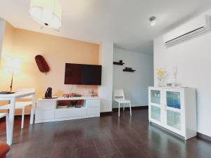 穆尔西亚Alojamiento Dream en Murcia centro的客厅配有白色橱柜和电视