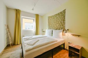 慕尼黑Wombat's City Hostel Munich Werksviertel的一间卧室设有一张大床和窗户