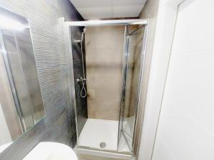 穆尔西亚Alojamiento San Juan en Murcia Centro的浴室里设有玻璃门淋浴