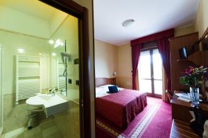 瓦尔德拉托雷巴尔德酒店的酒店客房设有床、水槽和镜子