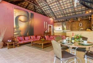 长滩岛Palmhill Villa的客厅配有红色的沙发和桌子