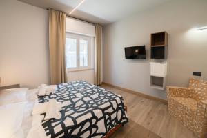 朱利亚诺瓦Casalmare Giulianova Levante - Ponente的卧室配有床、椅子和窗户。