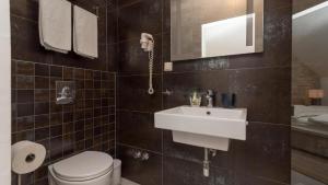 特罗吉尔特罗吉尔露西亚别墅公寓的浴室配有白色水槽和卫生间。