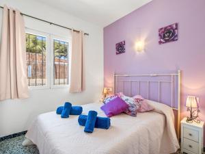 莫莱拉Holiday Home Himalaya by Interhome的一间卧室配有一张带蓝色枕头的床。