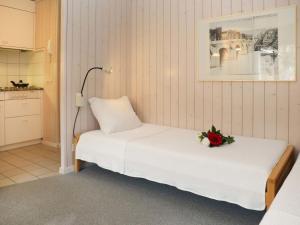 格施塔德Apartment Suzanne Nr- 21 by Interhome的一间卧室,配有一张带鲜花的床