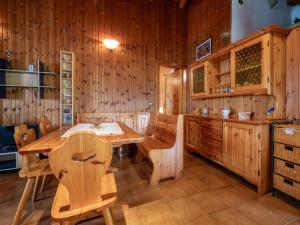 SarreApartment Marguerettaz-2 by Interhome的木制用餐室配有桌椅