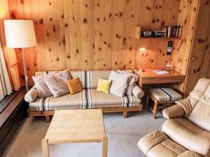 迪森蒂斯Apartment Utoring Acletta-54 by Interhome的客厅配有沙发和桌子