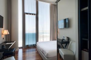 安科纳希波特酒店的酒店客房设有一张床,享有海景。