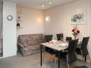 格施塔德Apartment Arlette Nr- 34 by Interhome的一间带桌子和沙发的用餐室
