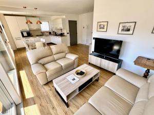 普雷达佐Villa Dada的客厅配有2张沙发和1台平面电视
