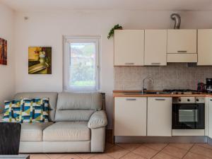 赫拉弗多纳Apartment Pieve by Interhome的带沙发的客厅和厨房