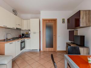 赫拉弗多纳Apartment Pieve by Interhome的厨房配有白色橱柜和带台面的厨房桌