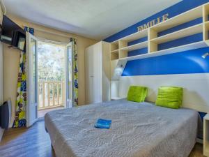 拉卡诺奥肯Holiday Home Domaine Golf Resort-2 by Interhome的一间卧室配有一张带绿色枕头的大床