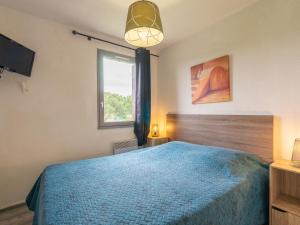 朋泰雷克Apartment Les Balcons de l'Atlantique-12 by Interhome的一间卧室设有蓝色的床和窗户。