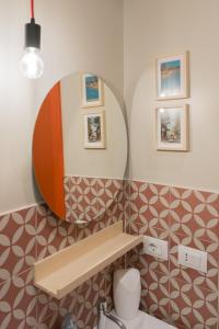 朱利亚诺瓦Casalmare Giulianova Levante - Ponente的一间带镜子和卫生间的浴室