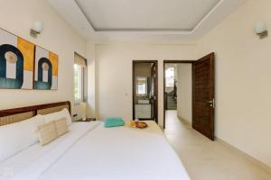 VerlaRa-3Bed Villa W/PVTpool in Assagao by Masaya Stays的卧室配有一张白色大床