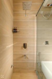 VerlaRa-3Bed Villa W/PVTpool in Assagao by Masaya Stays的一间带篮球架淋浴的浴室