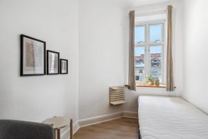 奥尔堡Come Stay - 2BR Det perfekte hjem for 5的白色的客房设有床和窗户。
