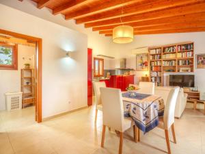 阿尔库迪亚Holiday Home Can Caragoli by Interhome的厨房以及带桌椅的用餐室。