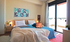 卡桑德里亚Beautiful villa-Ani's的一间卧室设有一张床和一个大窗户