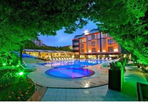 贝利克杜祖Gardan Hotel的大楼前设有大型游泳池的酒店
