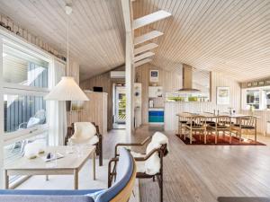 奥特鲁普Holiday Home Wehrhart - all inclusive - 125m from the sea by Interhome的厨房以及带桌椅的用餐室。