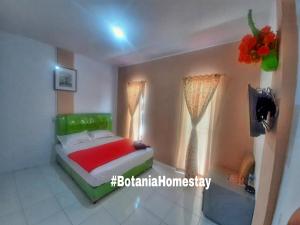 秾莎BOTANIA HOMESTAY BATAM的一间小卧室,配有床和窗户