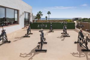 苏昂博索尔米兰企鹅酒店的停放在健身房的一排健身自行车