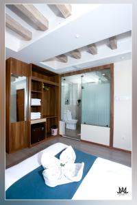 加德满都Hotel Maya Boutique and Apartment, Thamel的客房设有带一张床和卫生间的浴室。