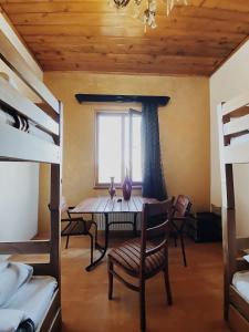 第比利斯Hostel Ocean的客房设有桌椅和窗户。