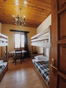 第比利斯Hostel Ocean的一间卧室设有两张双层床和一张桌子