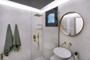 雅典P Faliro Riviera Suite的一间带水槽和镜子的浴室